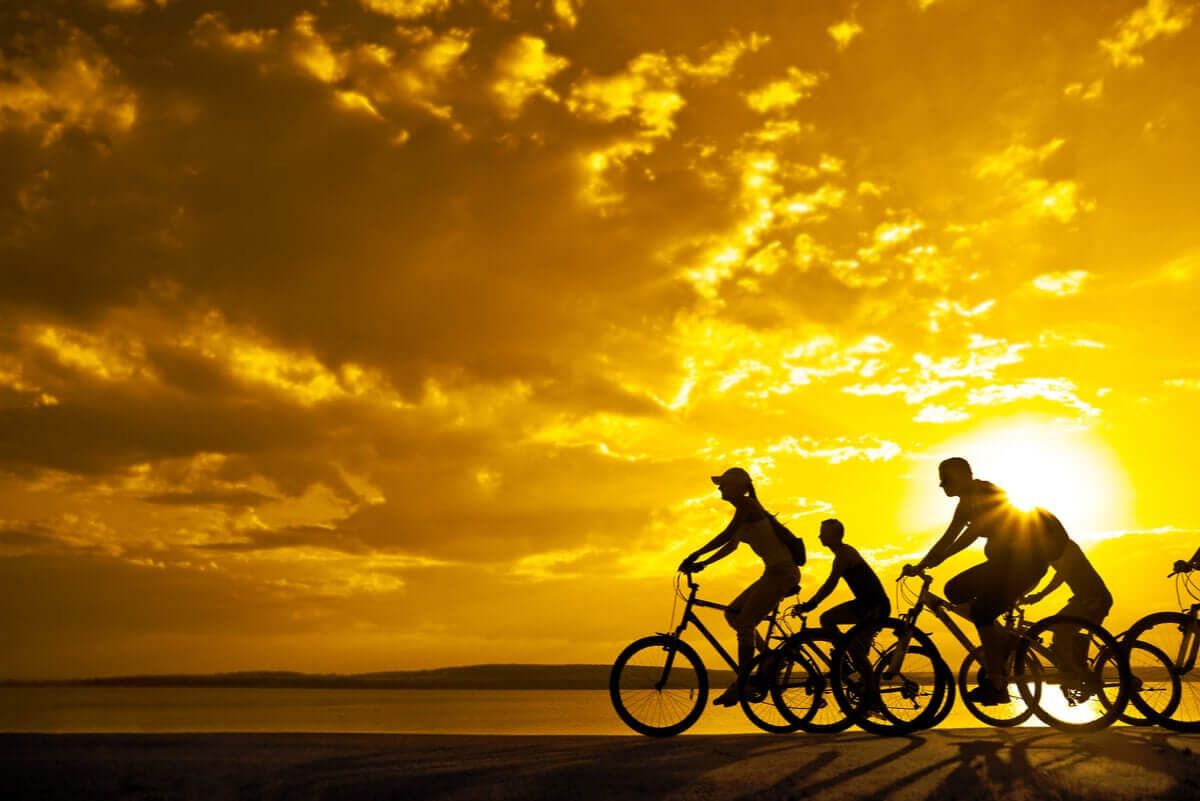Ćwiczenia nie muszą być nudne. Rower zapewnia ruch na świeżym powietrzu.