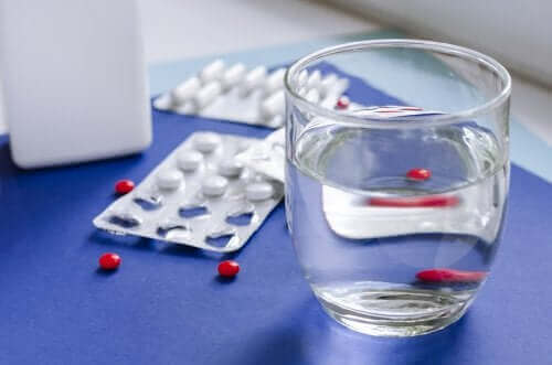 Tabletki i szklanka wody