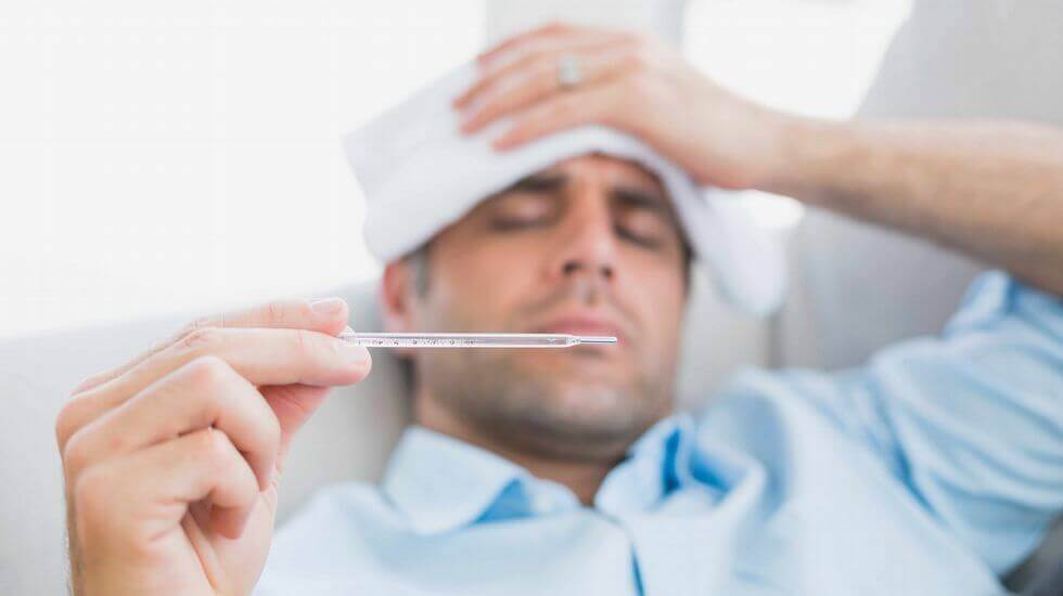 Szczególnie zagrożeni są pacjenci, u których gorączka utrzymuje się przez ponad 7 dni. Co więcej, spada u nich liczba neutrofili.