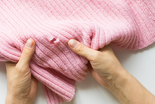 Sweter z dziurą