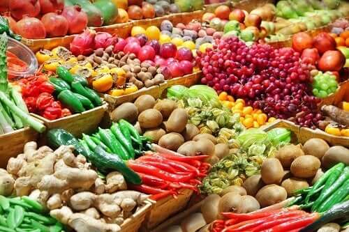 Starsze osoby powinny spożywać dużo warzyw i owoców.