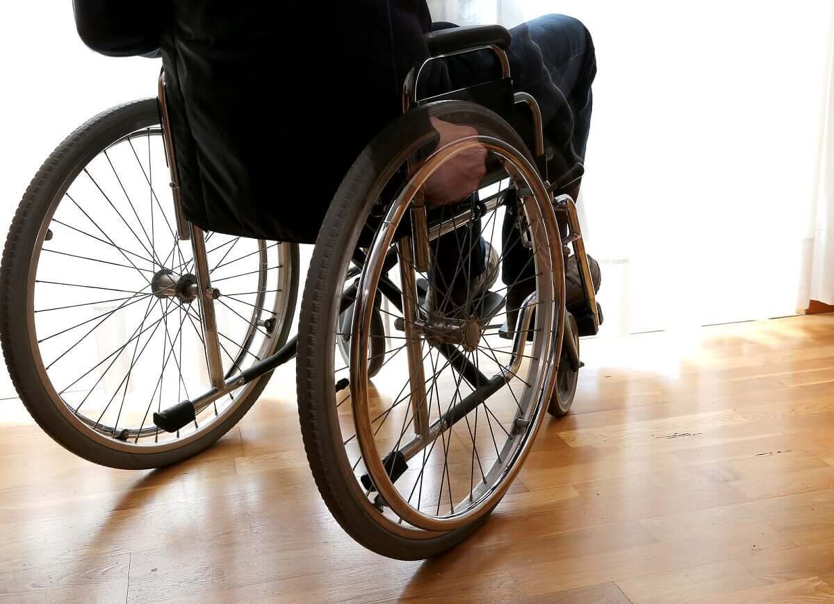 Stwardnienie rozsiane ma bardziej ogólny charakter i może doprowadzić do utraty zdolności chodzenia.