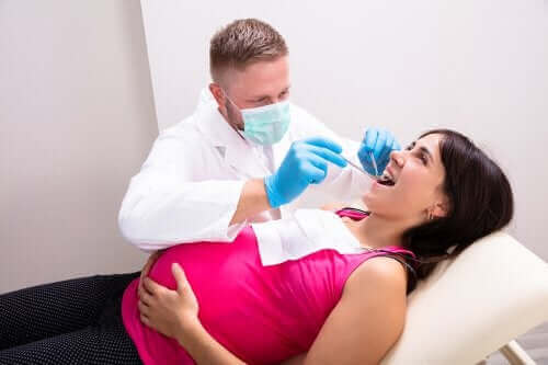 Zdrowie jamy ustnej w ciąży: co powinnaś wiedzieć?