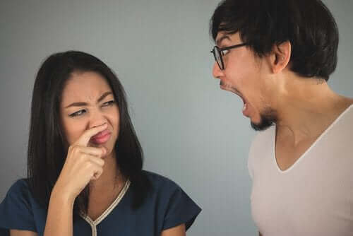 Brzydki zapach z ust: cechy i przyczyny halitozy