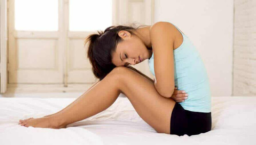 Kobieta skulona na kanapie