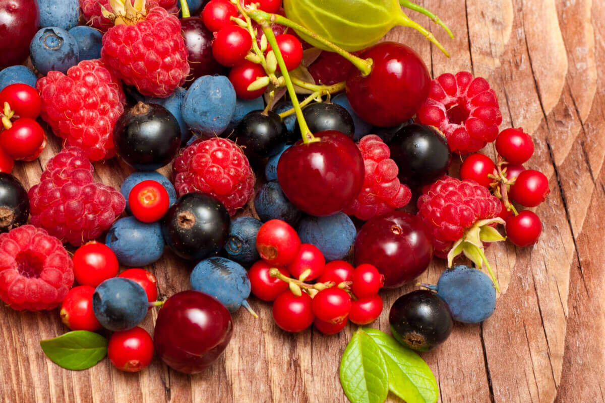 Fitnoutrienty zawarte w czerwonych owocach mają działanie przeciwutleniające.