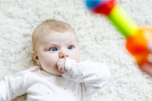 Czemu niemowlęta przyglądają się różnym rzeczom?