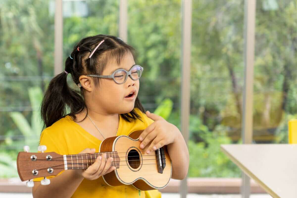 Dziewczynka z zespołem Downa grająca na ukulele