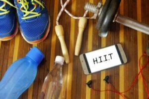 HIIT dla początkujących: zalecane ćwiczenia i wskazówki