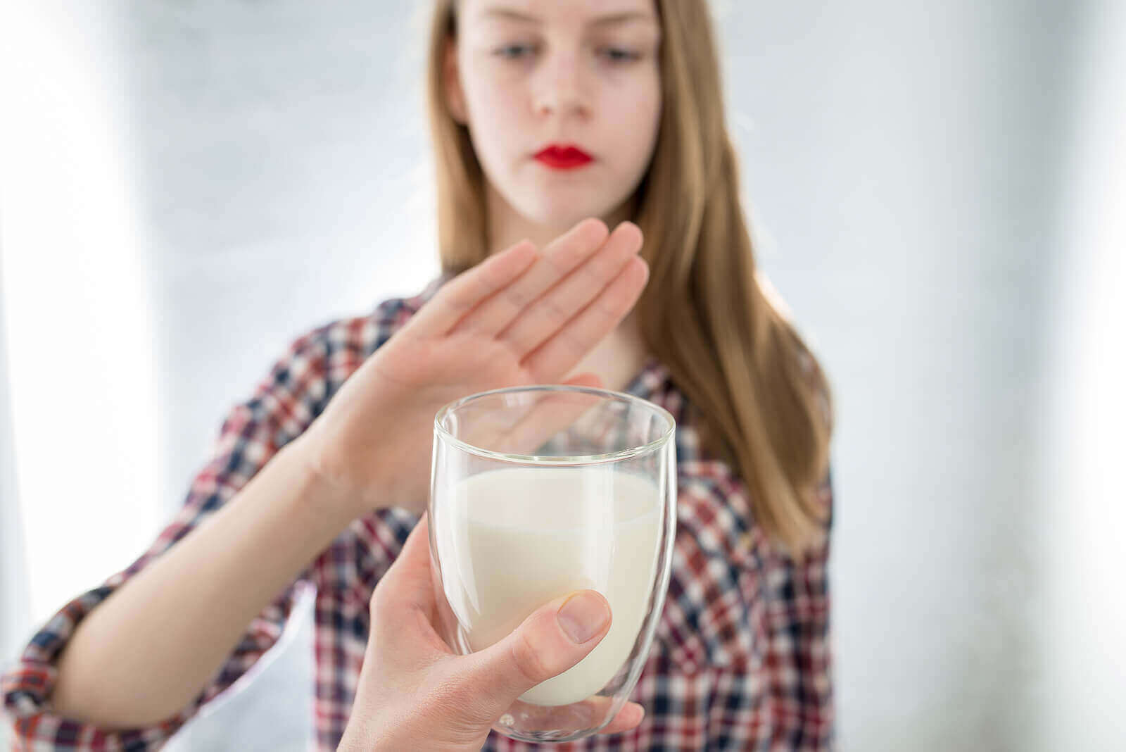Kobieta odmawiająca mleka