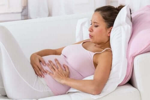 Kobieta w ciąży ze skurczami