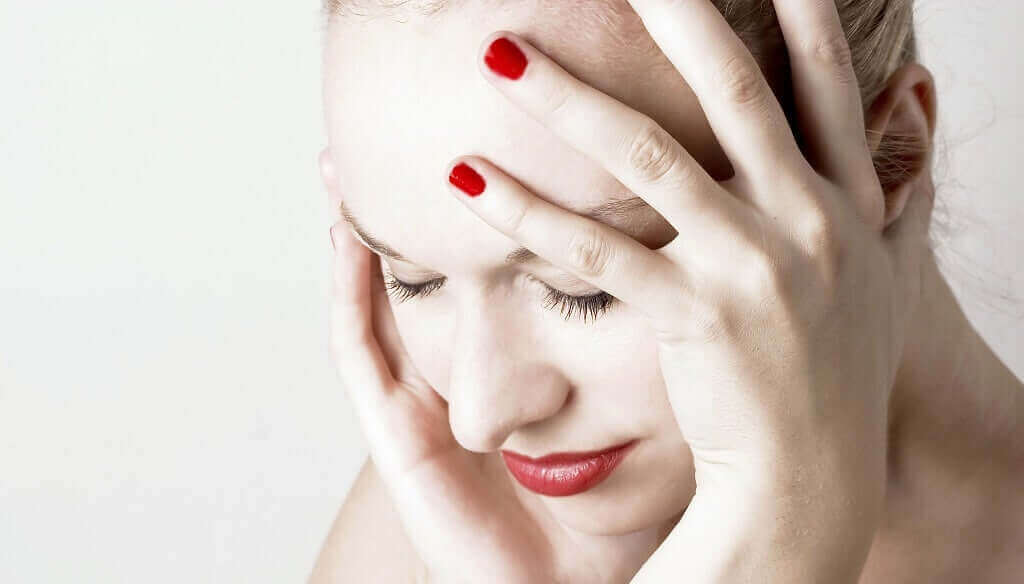 Kobieta z bólem głowy