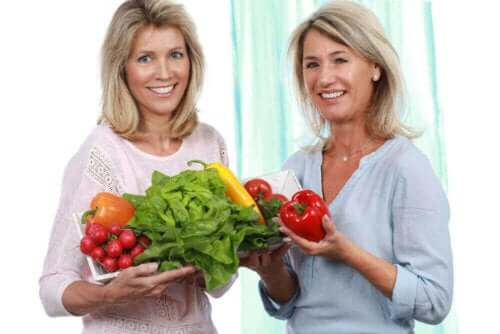 Kobiety trzymające owoce i warzywa