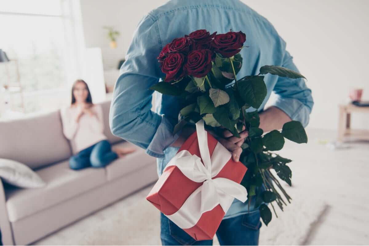 Mężczyzna zaskakujący kobietę prezentem