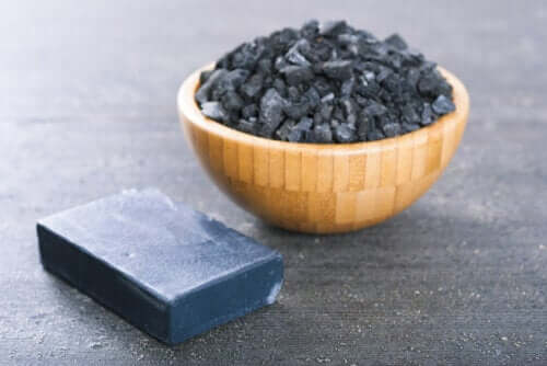Jak zrobić własne mydło z węgla aktywnego?