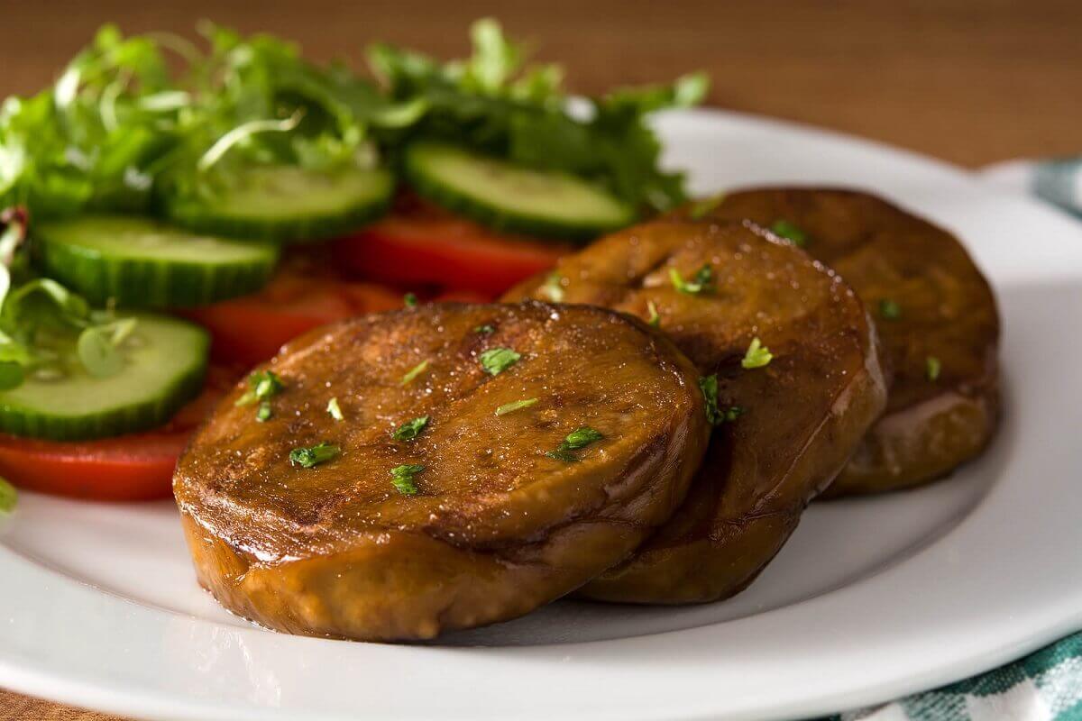 Seitan to świetny substytut mięsa dla wegan. Nie nadaje się jednak dla osób z celiakią.
