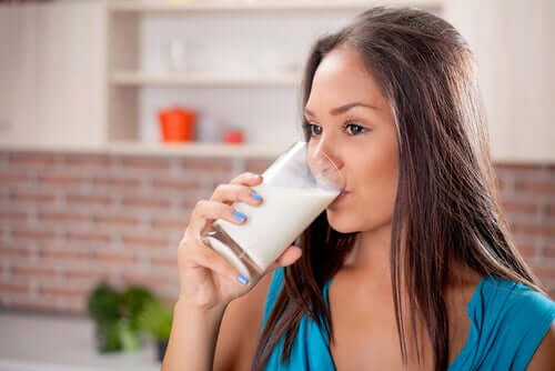 Kobieta pijąca mleko