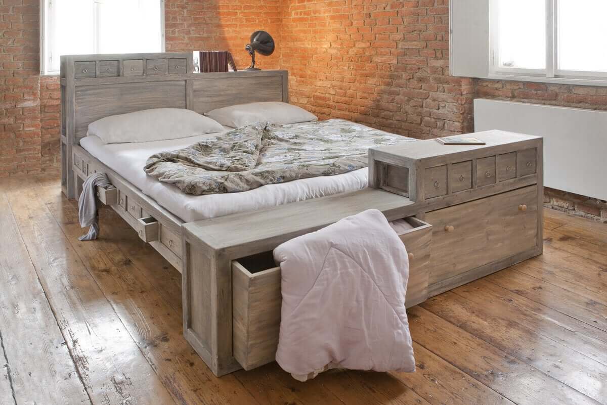 Szuflada w łóżku pomaga utrzymać porządek.