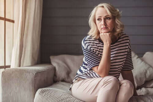 Zmartwiona starsza kobieta - klimakterium i menopauza