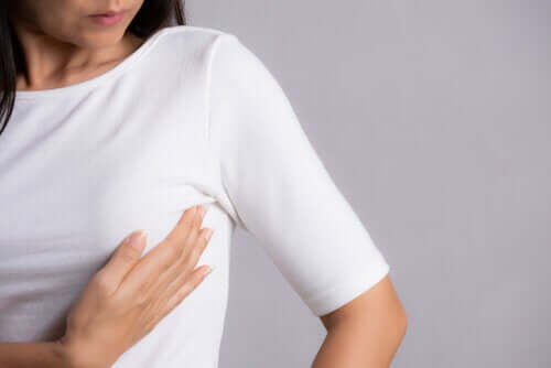 Ból pod piersią - możliwe przyczyny i związane z nim ryzyka