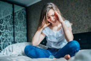 Związek między bólami głowy a hormonami