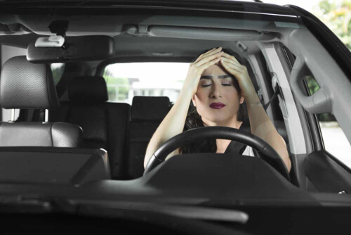 Zestresowana kobieta w samochodzie
