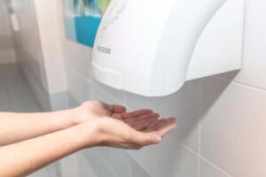 Publiczne suszarki do rąk mogą przynosić efekty odwrotne do zamierzonych