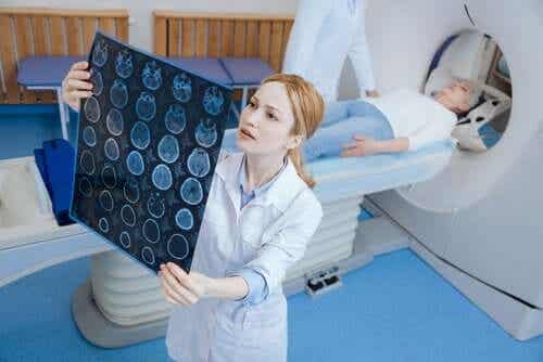 Lekarka oglądająca badanie tomograficzne