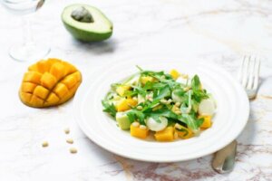 Przygotowanie sałatki z mango i awokado - 3 sposoby