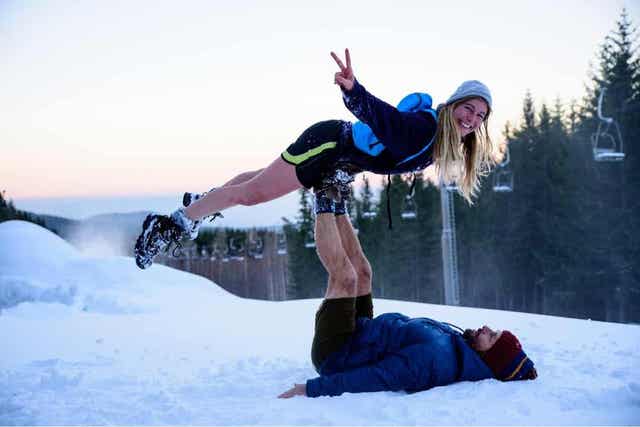 Para bawiąca się w śniegu