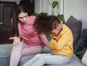 Przywiązanie ambiwalentne: co to jest i jakie są jego konsekwencje?