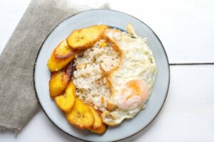 Ryż po kubańsku z bananem: łatwy i pyszny przepis