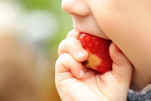Dziecko je truskawkę