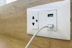 Wtyczki z gniazdami USB - jak je instalować?