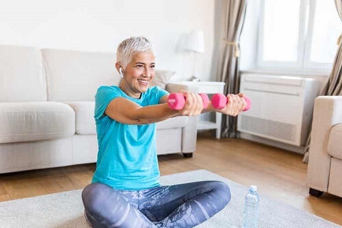 Kobieta w starszym wieku ćwiczy jogę