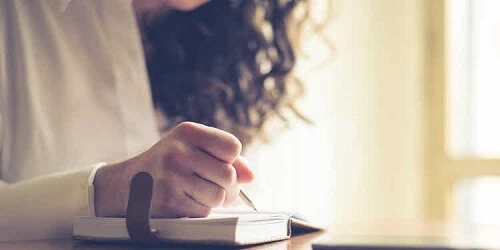 Kobieta pisze pamiętnik