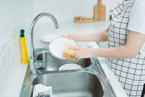 Ręczne mycie naczyń - 8 przydatnych sztuczek