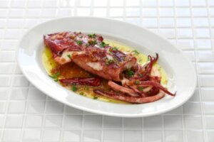 Grillowane kalmary z czosnkiem i pietruszką