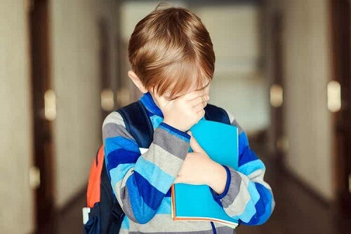 Syndrom powakacyjny u dzieci - chłopczyk płacze