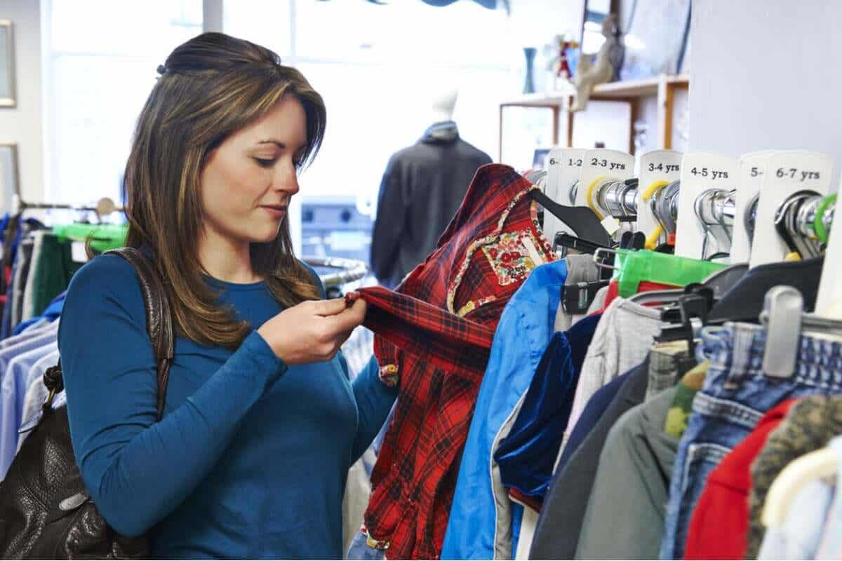 Kobieta kupująca używane ubrania