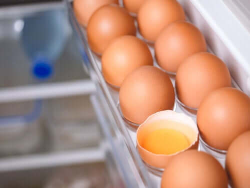 Prawidłowe przechowywanie jaj — w lodówce czy poza nią?