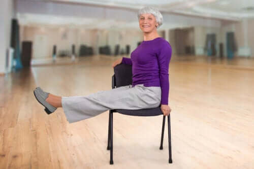 Ćwiczenia jogi na krześle dla starszych osób