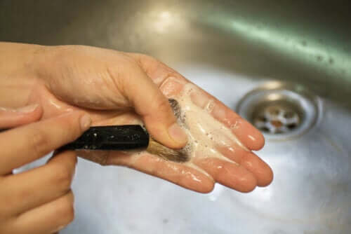 Jak czyścić i przechowywać kosmetyki w domu?