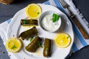 Jak przygotować ryżowe dolmades?