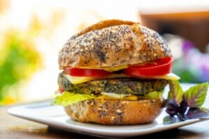 Zdrowy przepis na burgera z ziemniakami i szpinakiem