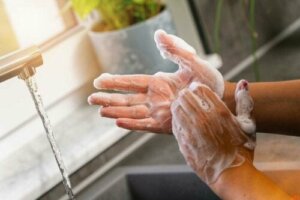 Jak naturalnie usuwać bakterie i zarazki z rąk przez prawidłowe mycie