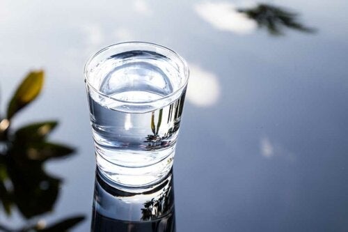 Jakie zalety ma woda alkaliczna i jak ją zrobić?