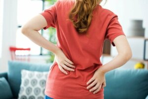 Uciążliwy ból pleców — jak sobie pomóc dostosowując nawyki?