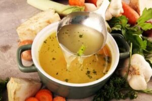 Klarowna płynna dieta: poznaj jej zastosowania i zalety