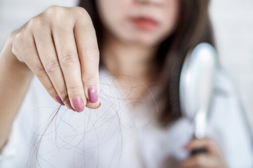 Biotyna — co sprawia, że tak bardzo przyspiesza porost włosów?
